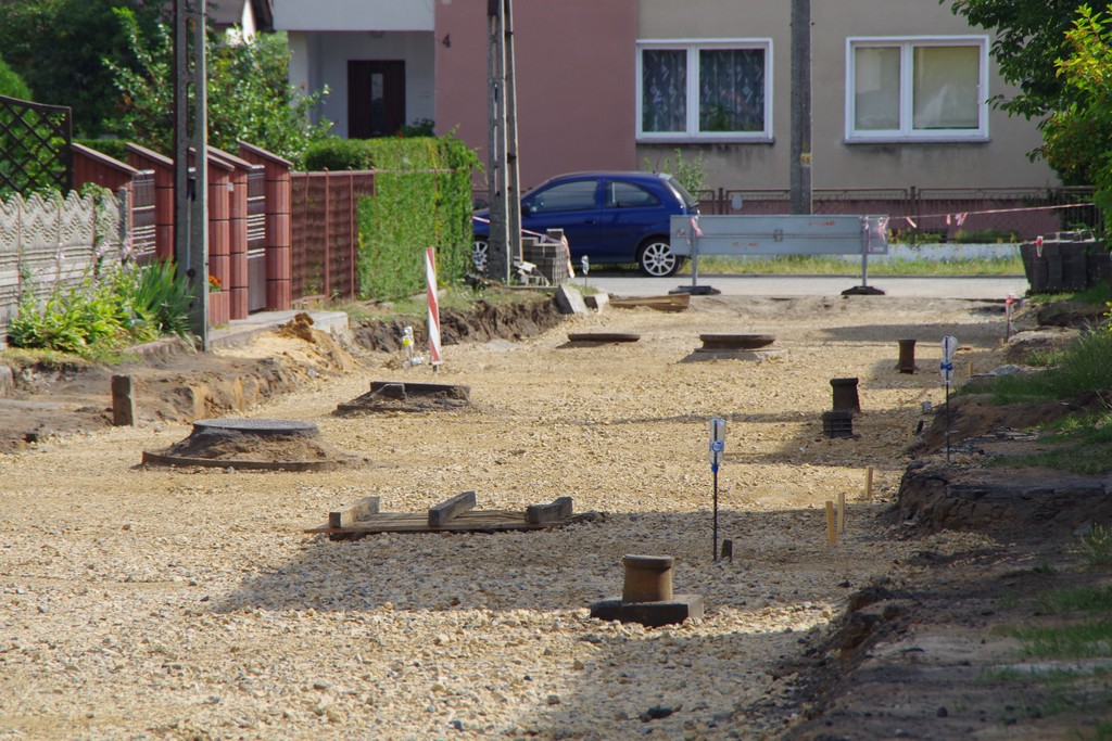Fotografia przedstawia widok ulicy Czarneckiego w Jędrysku w trakcie prac remontowych.